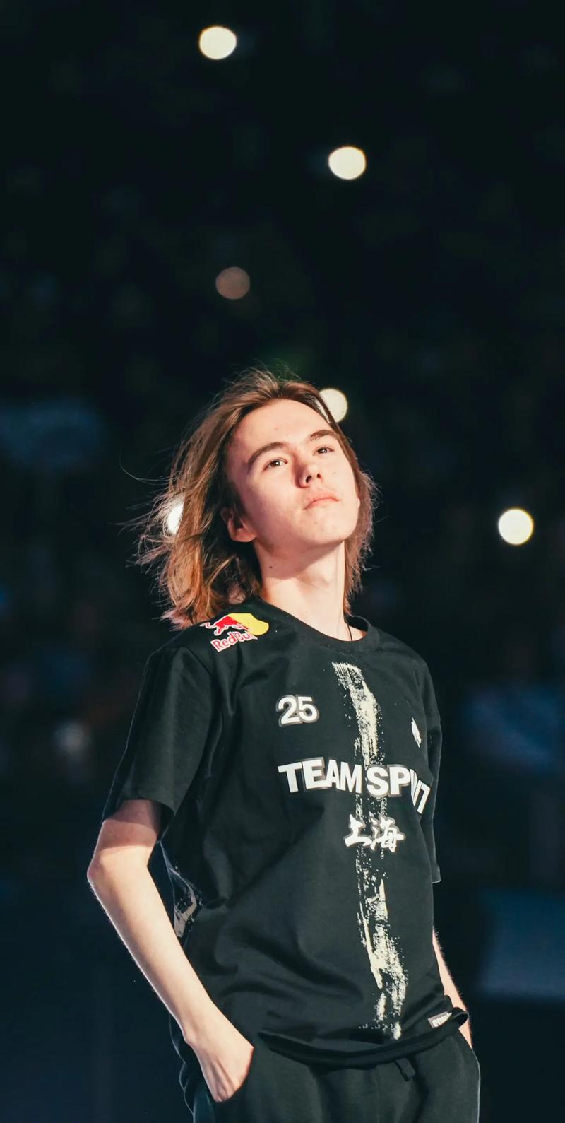 Weibo Gaming 的新赛季阵容：主教练NoFe，助理教练 Fly ，中单 Xiaohu + Tian